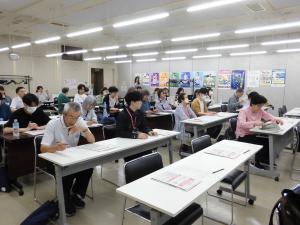道行くドライバーに元気に安全運転を呼びかけます