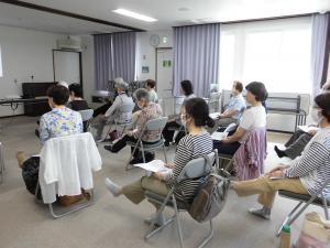 道行くドライバーに元気に安全運転を呼びかけます