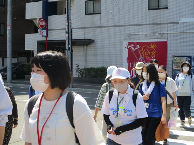 鉄西会館付近の横断歩道を渡っている様子