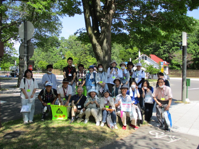 札幌農学校第2農場前で参加者全員が記念撮影している様子