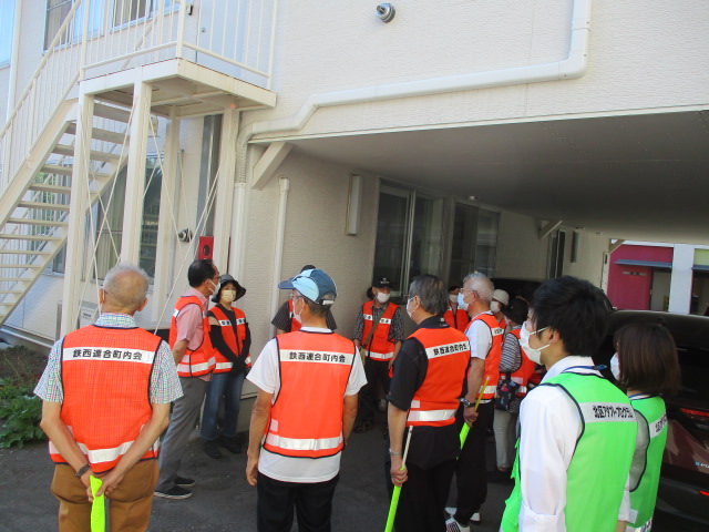 鉄西会館の駐車場で参加者が注意事項を聞いている様子