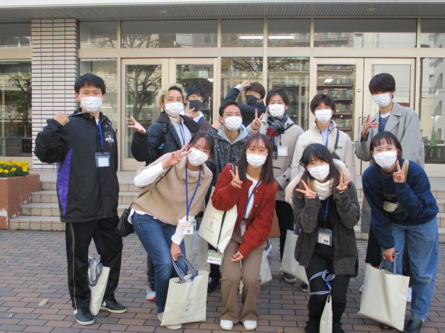 「まち歩き」の6年生を見守ってくれた12名の北大生の集合写真