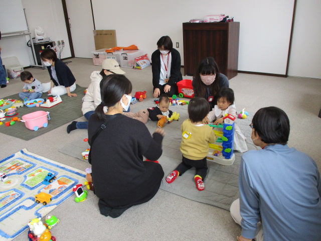 親子がいろいろなオモチャで遊んでいる様子