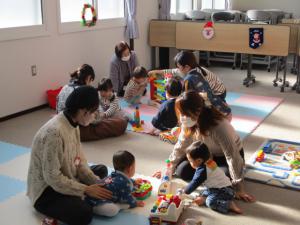 親子がオモチャで遊んでいる様子