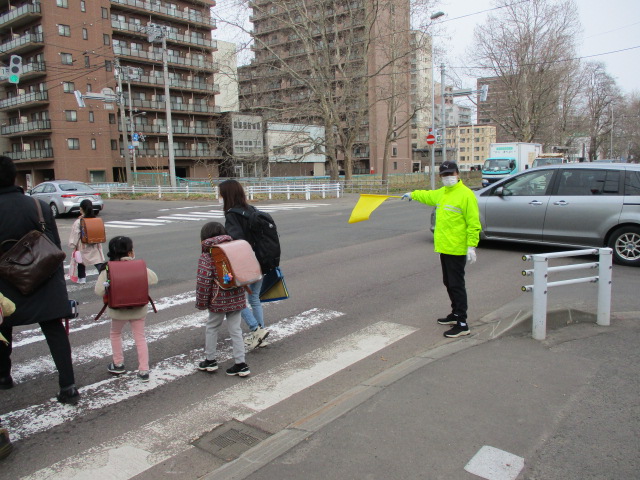 横断歩道を渡る子供たちの様子