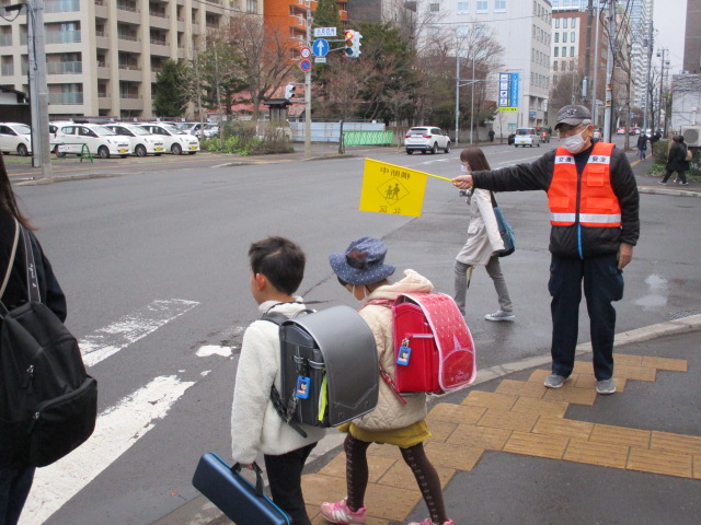 横断歩道を渡り始める子どもたちの様子