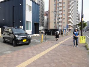 パトライト装着車両前で街頭啓発を行う様子