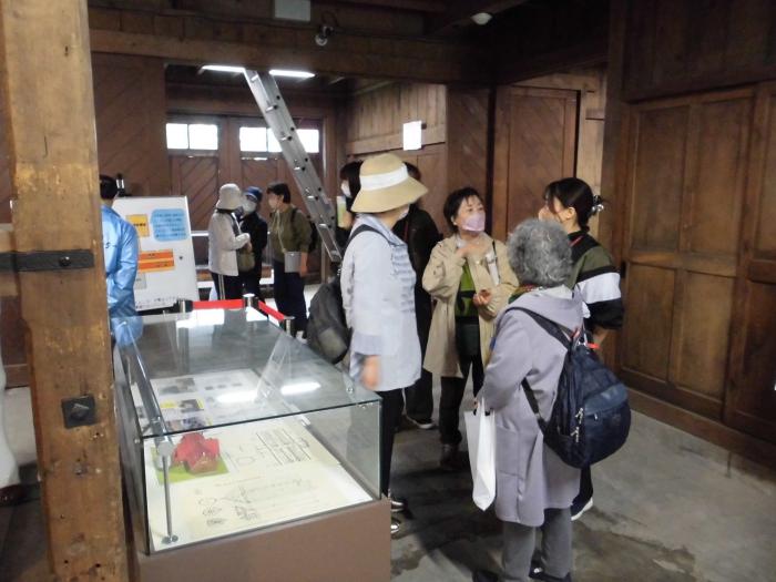 北海道大学第二農場の建物の中を見学している参加者の様子