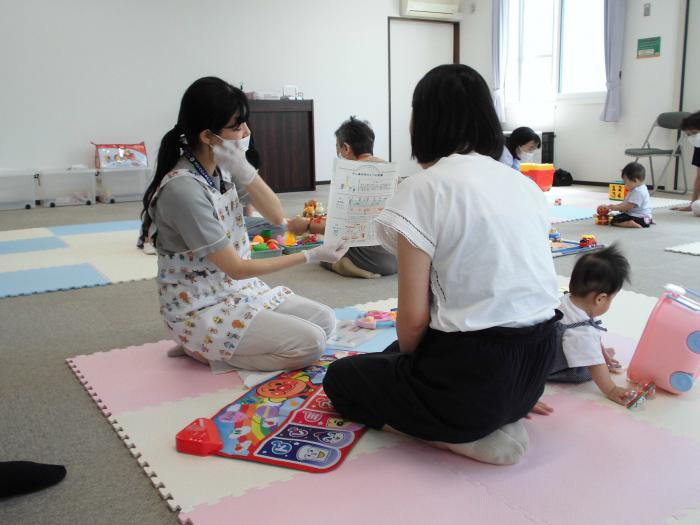歯科衛生士が子どもの歯について説明している様子