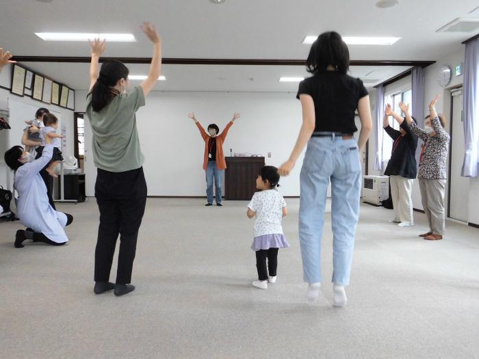 親子とスタッフが輪になってアンパンマン体操をしている様子