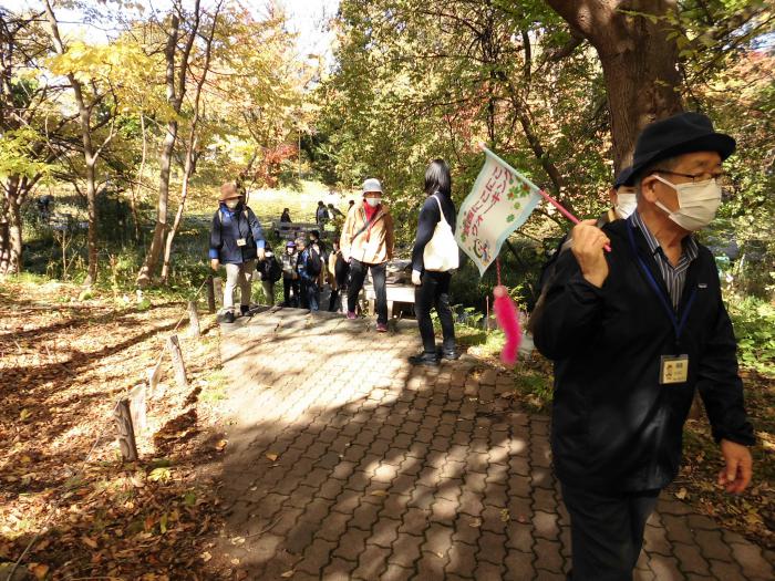 参加者が北海道大学構内を列になって歩いている様子