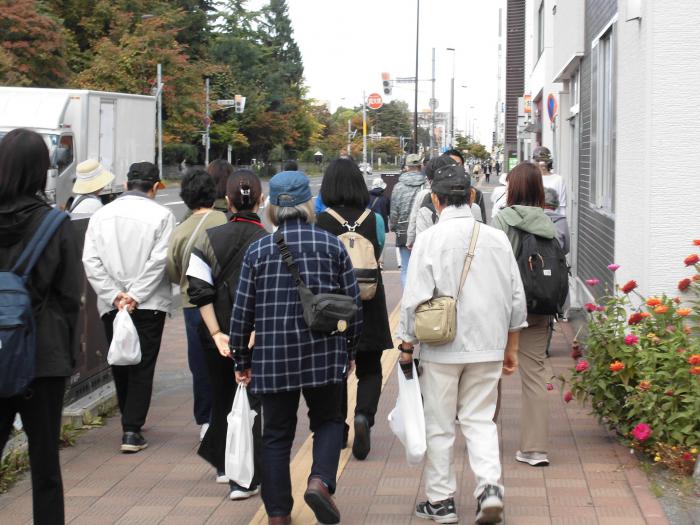 集合場所の鉄西会館から出発していく参加者の様子