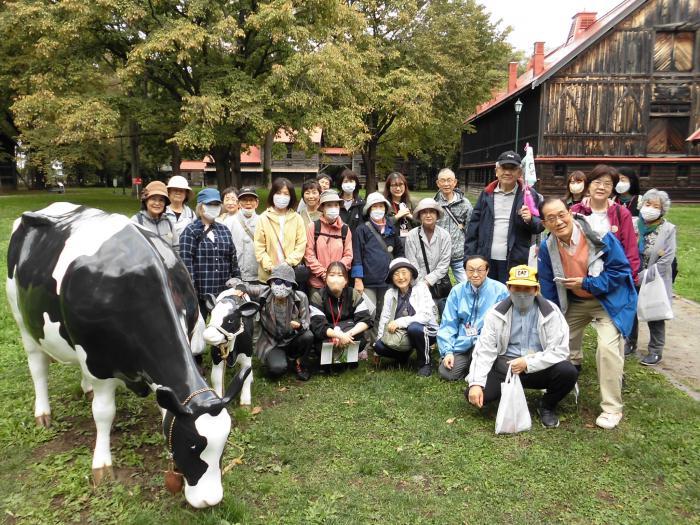 目的地の北海道大学第二農場での参加者の集合写真