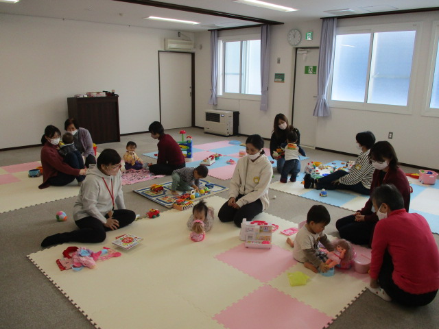 たくさんのおもちゃで親子が遊んでいる様子