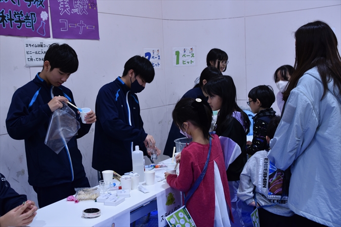 北辰中学校科学部による実験コーナー