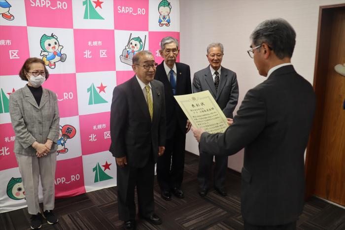 表彰状を読み上げる区長