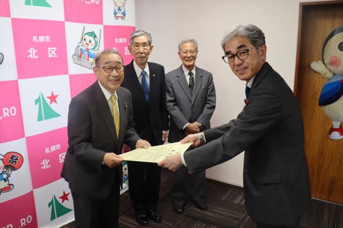 区長から表彰状を受け取る小田島会長