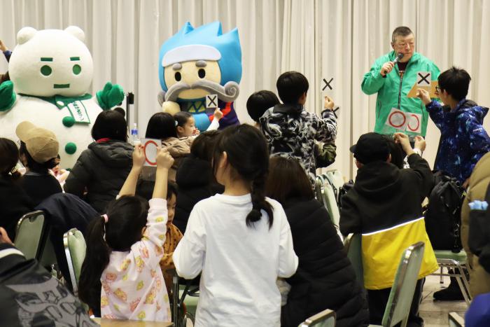 抽選会で盛り上がる子どもたち