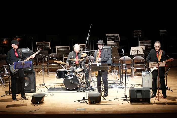 ダンディー・バンディーによる演奏