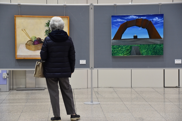 作品を鑑賞する人