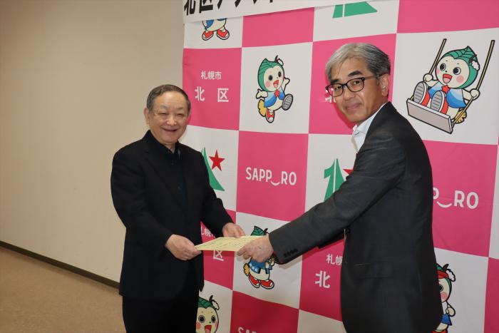 感謝状を受け取る小泉実行委員長