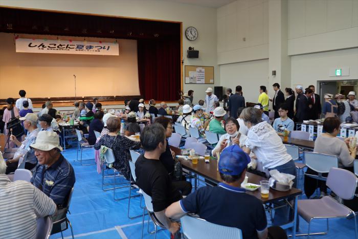 食事や会話を楽しむ