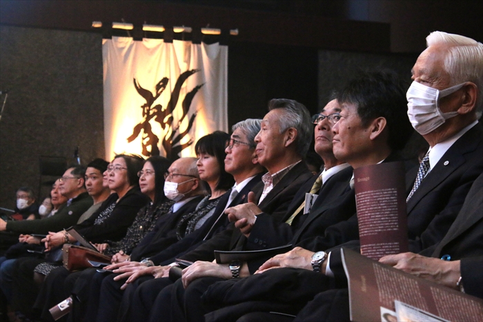 迫力ある演舞を見入る観客