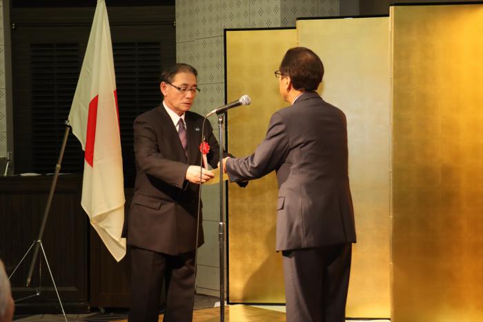 市長から表彰状を受け取る高橋会長