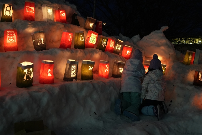 ランターンを眺める子どもたち