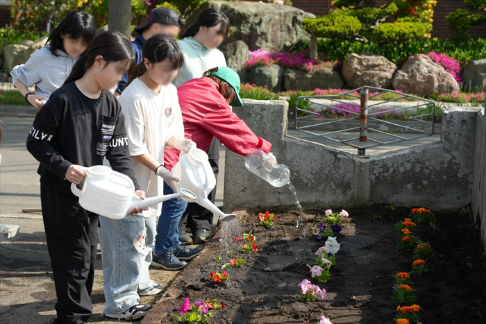 花に水をやる様子