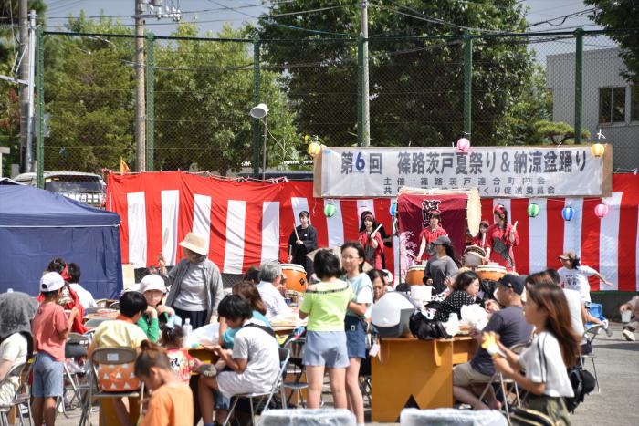 しのろばらと夏祭りの様子
