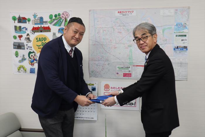 北区アダプトプログラムのゼッケンを渡す様子
