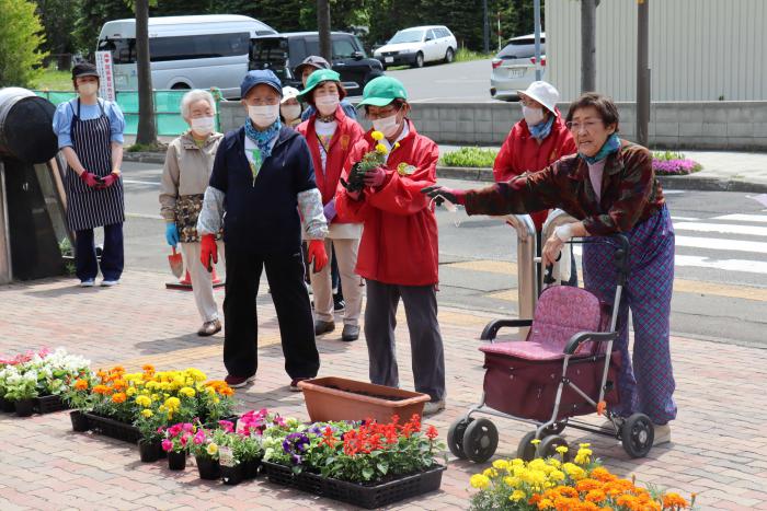 花の植え方を説明するボランティアの方