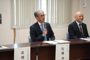 質問に答える区長
