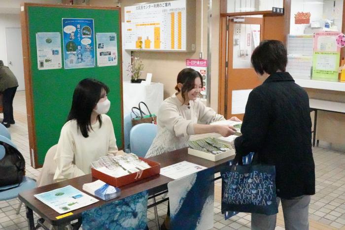 藤女子大学の学生が種子を渡す様子