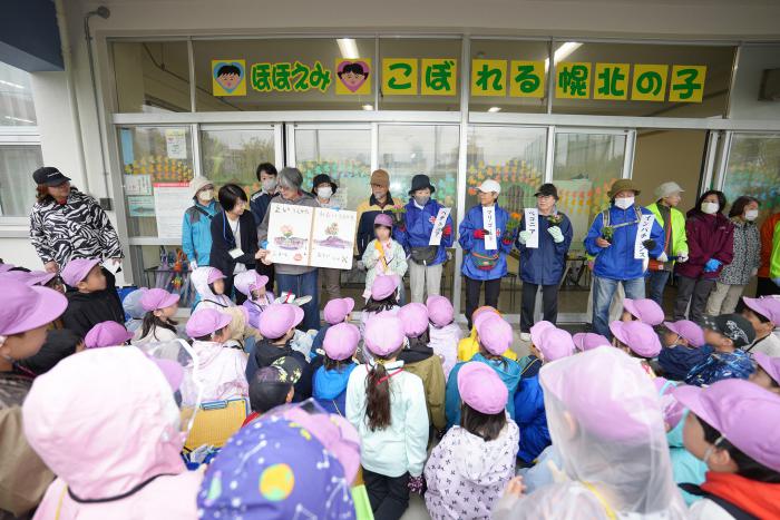 花の植え方の説明を聞く小学生たち