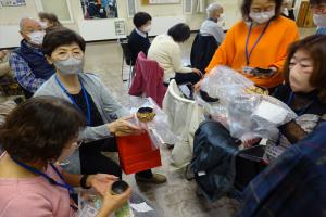 制作した土器を見せ合う受講者