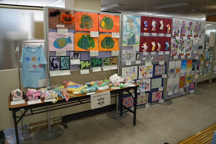 北区役所2階ロビーに展示された作品