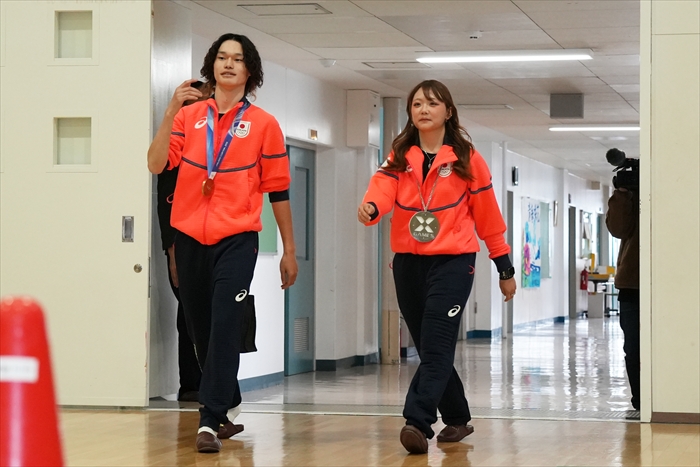 生徒たちの前に登場する山田選手と工藤選手