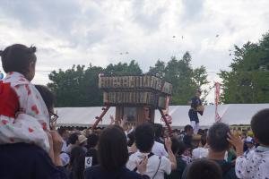 万灯みこしからの餅まき（屯田夏まつり）