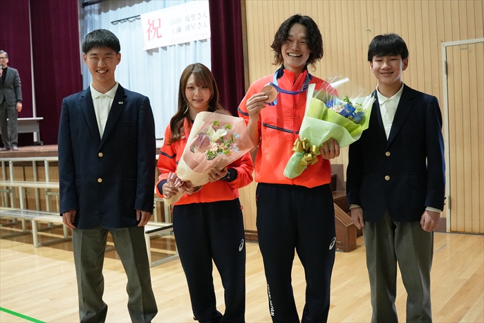 生徒から花束を受け取り、記念撮影