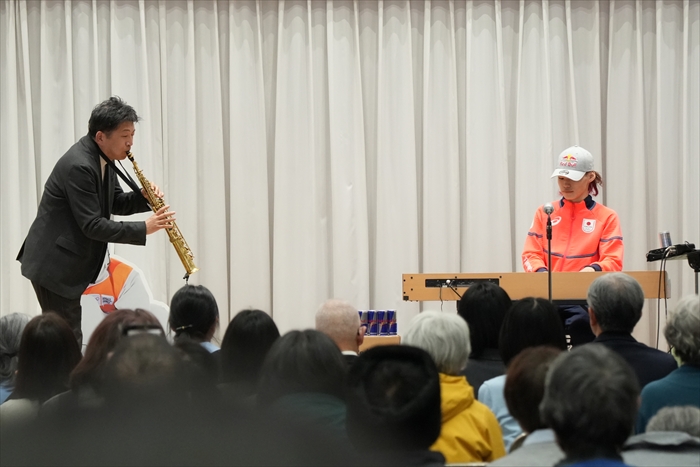 山田選手によるピアノ演奏