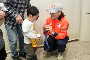 メダルを手に参加者との記念撮影