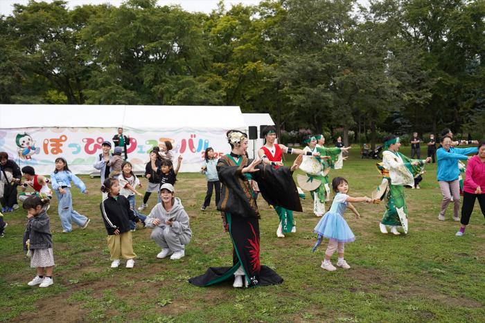 新琴似天舞龍神と子どもたちによる踊り