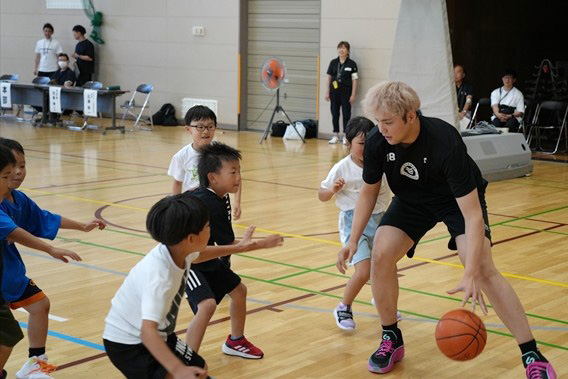 選手とボールを取り合う様子