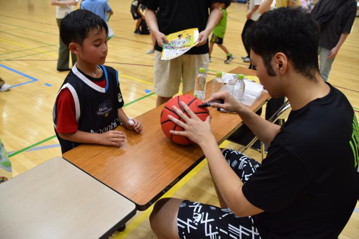 レバンガの選手からサインのプレゼント