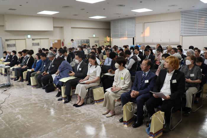北区長から表彰状を受け取る委員