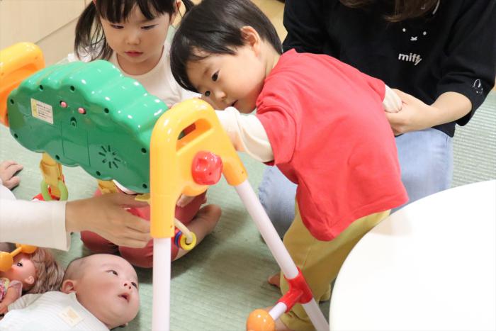 おもちゃで遊ぶ子どもたち
