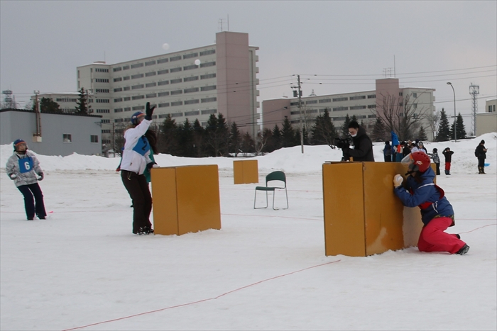 雪玉を投げ合う様子