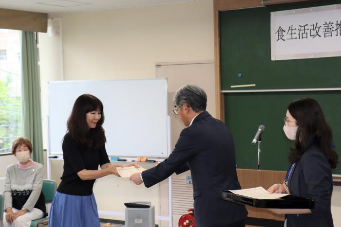 修了証を受け取る受講生